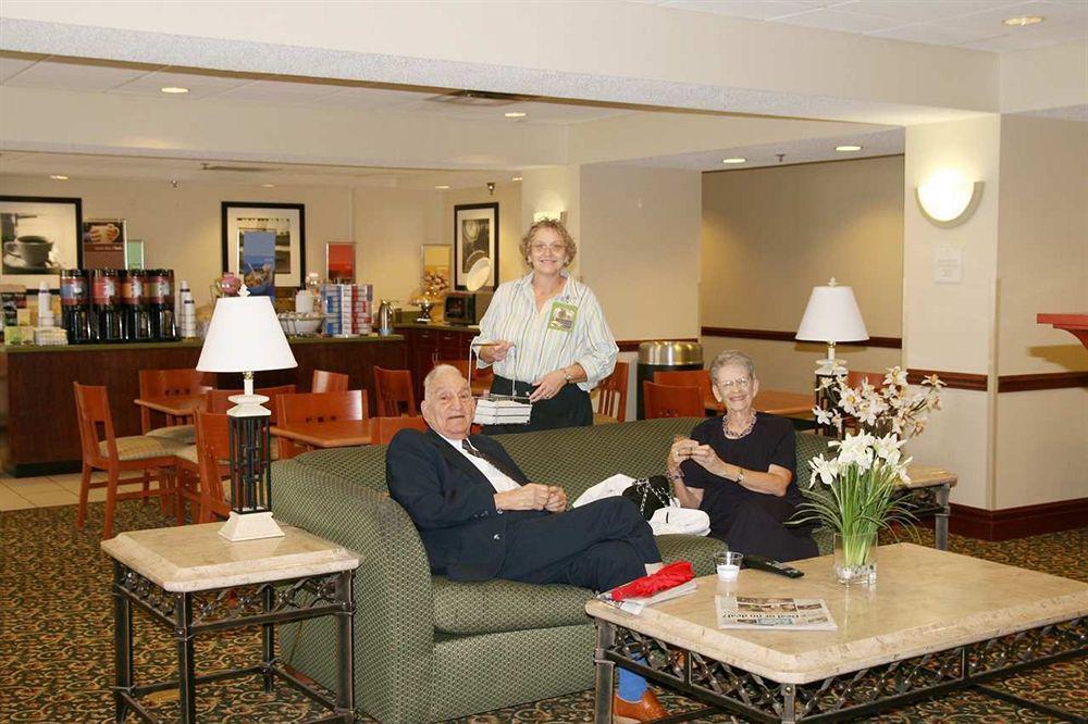 Hampton Inn Akron-South Ресторант снимка